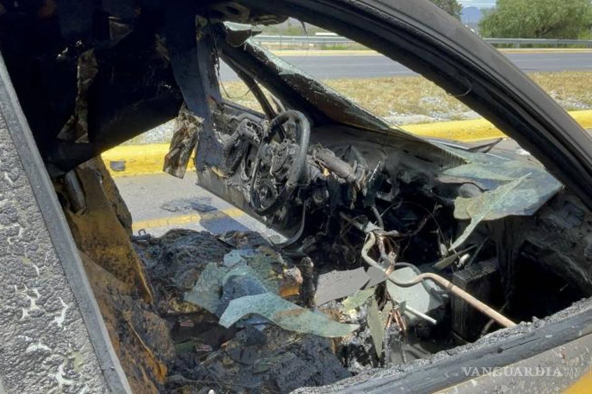 $!Vehículo sufre una falla mecánica y se incendia en plena circulación por Antonio Cárdenas.