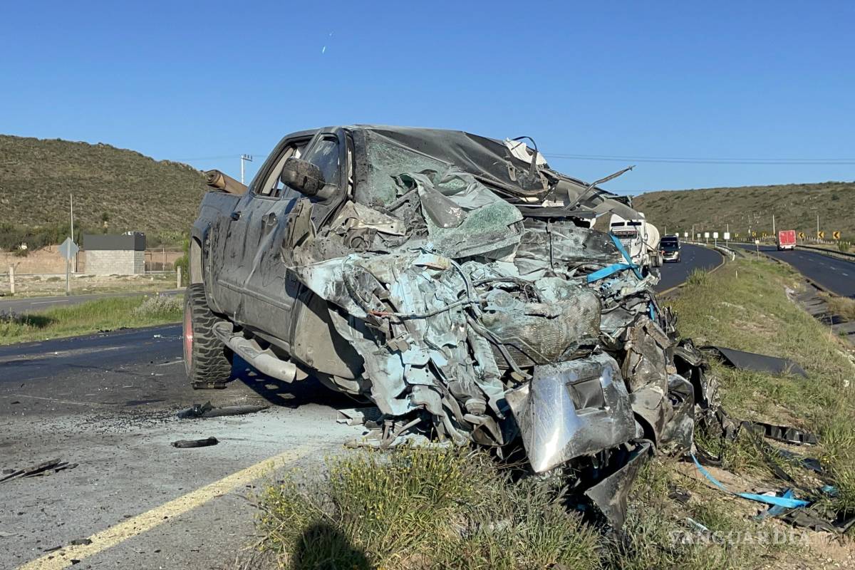 Estalla llanta, cruza camellón y choca de frente con tráiler en la Saltillo-Torreón; mujer y niño huyen heridos