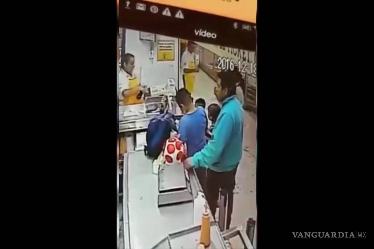 #LordCochino: Hombre roba alcancía de propinas... frente a sus hijos