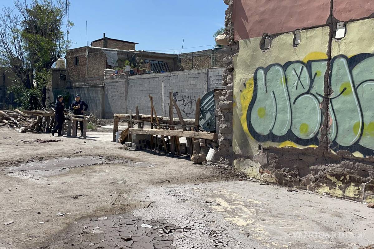 Encuentran muerto a hombre en casa abandonada; investigan circunstancias