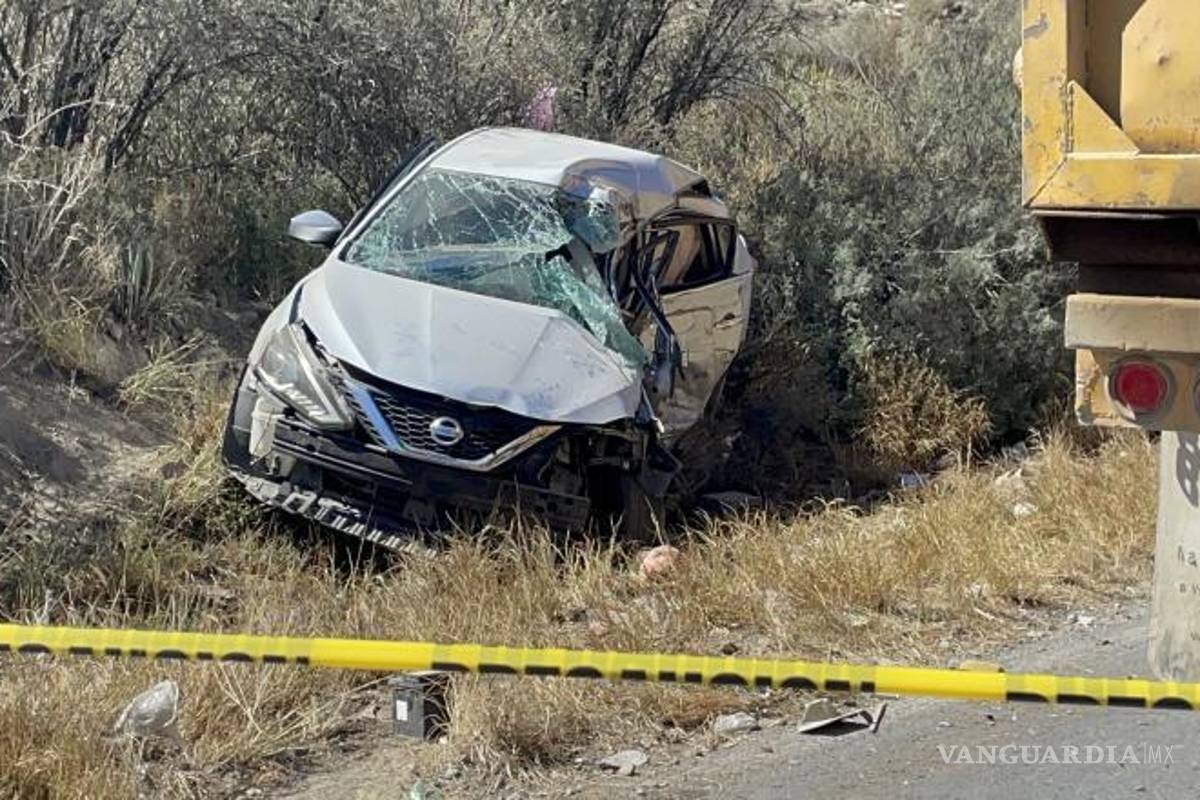 $!Elementos de la Policía Estatal y Bomberos acudieron al lugar del accidente, donde confirmaron el deceso de la conductora.