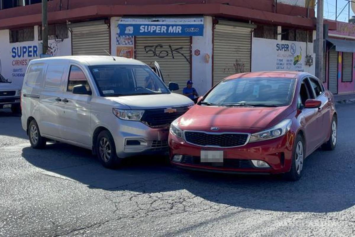 No hace alto y choca al oriente de Saltillo; conductora asegura haber tocado el claxon, pero el auto no se detuvo