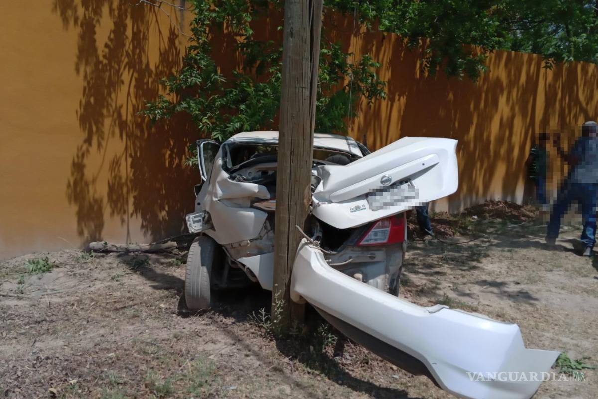 Acelerada pareja derrapa y se estrella contra muro y poste en la carretera Parras-Paila