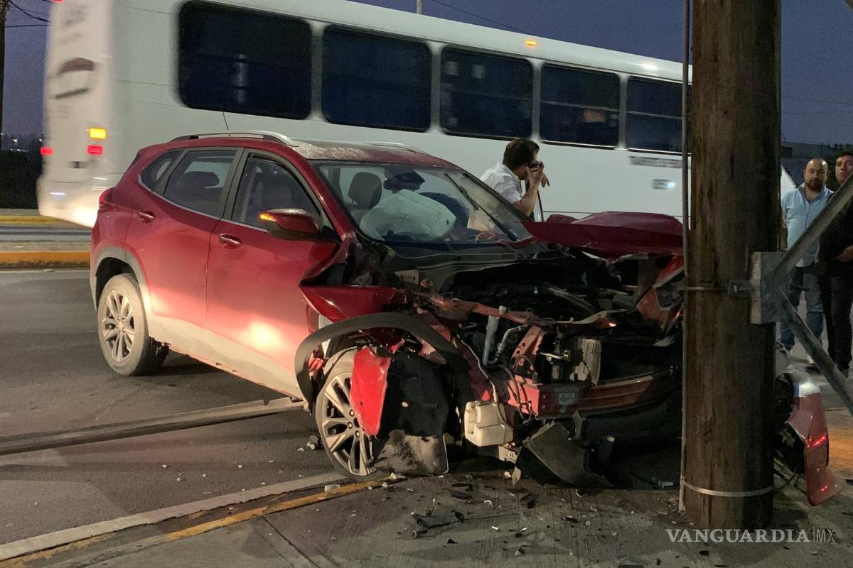 Mujer se impacta contra poste en la madrugada en Saltillo