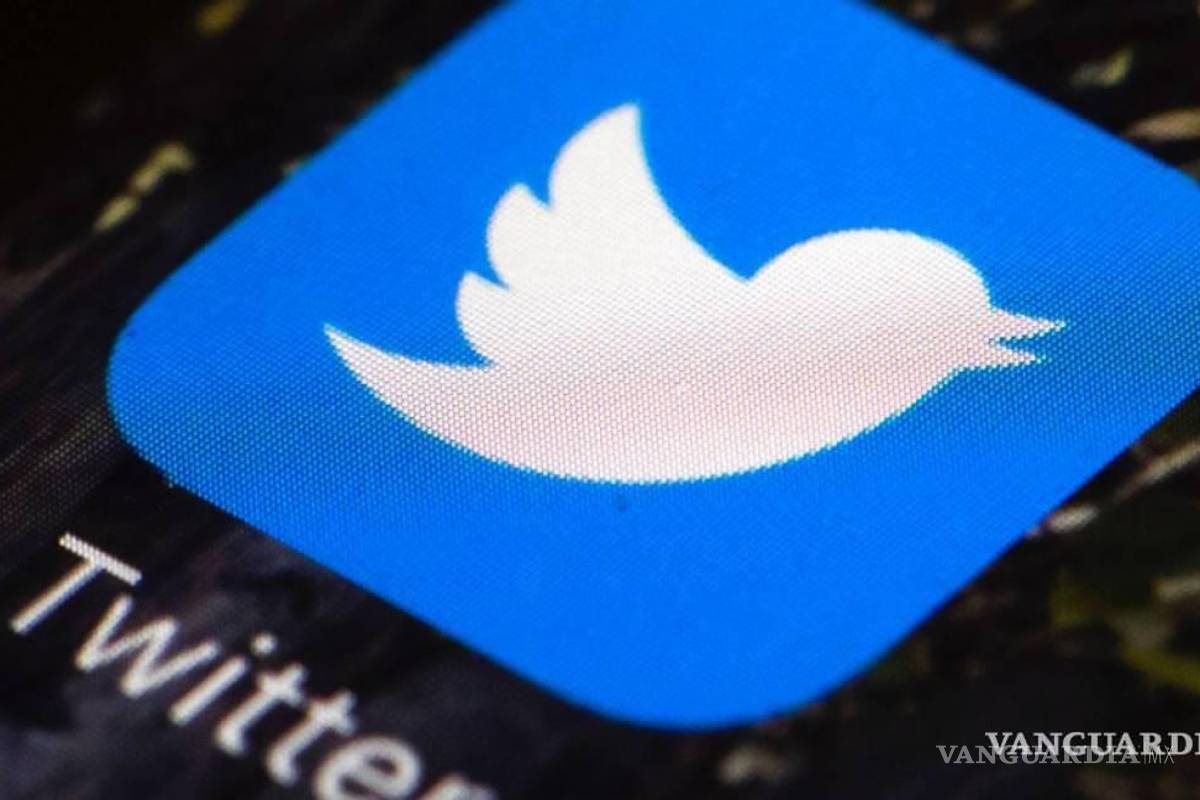 Twitter comenzará a vender verificación el lunes y Musk despedirá a 3 mil empleados: Bloomberg
