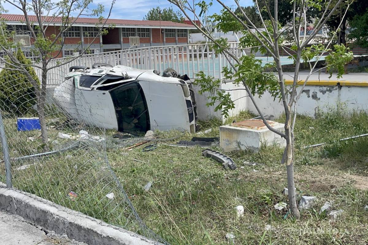 Ingresa al Cobac sin pagar inscripción; repartidor de tortillas pierde el control y atraviesa malla