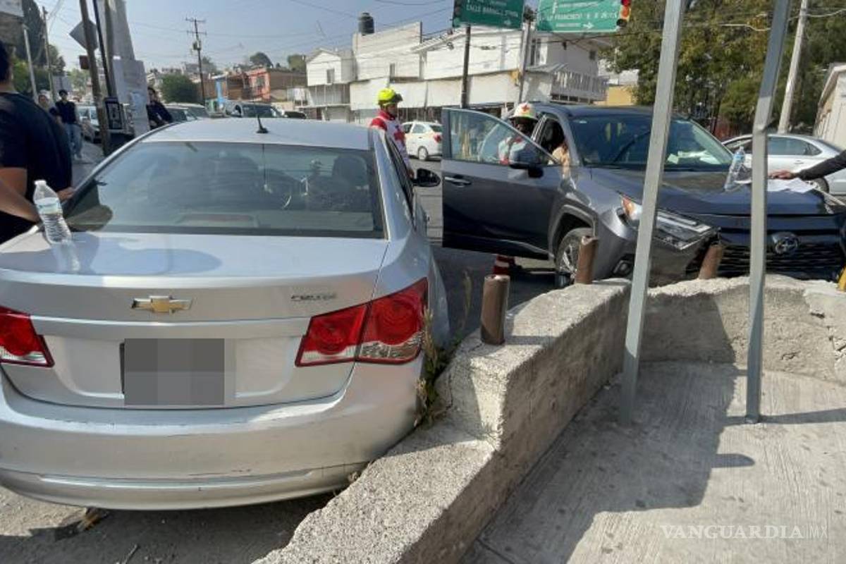 $!Ambos vehículos quedaron proyectados hacia un muro de contención.