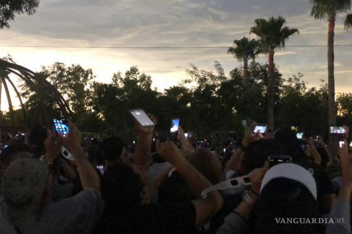 $!Los asistentes al evento se emocionaron y levantaron sus celulares para capturar el momento del eclipse, creando un ambiente festivo y jubiloso.