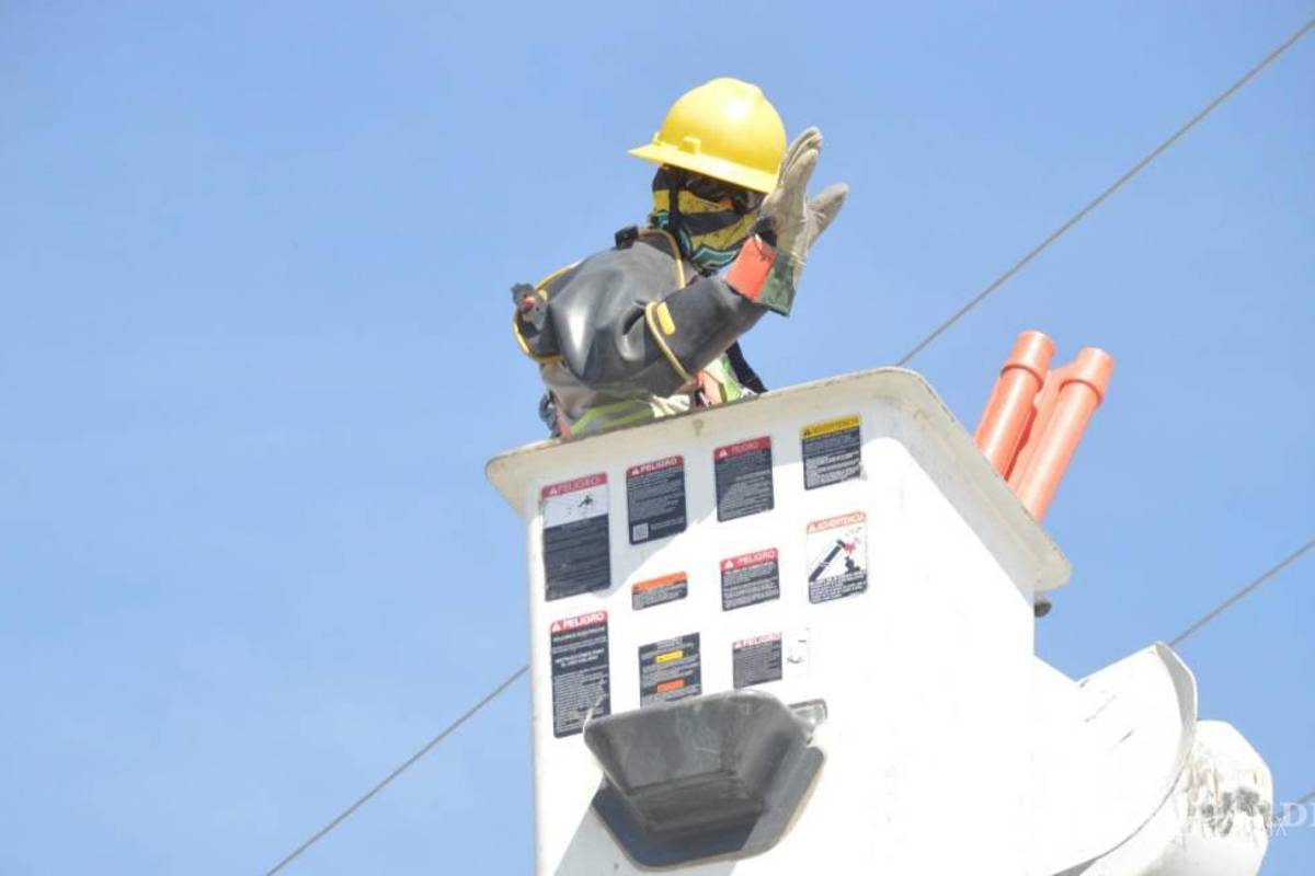 Detectan saltillenses más ‘diablitos’ colgados a la red de la CFE