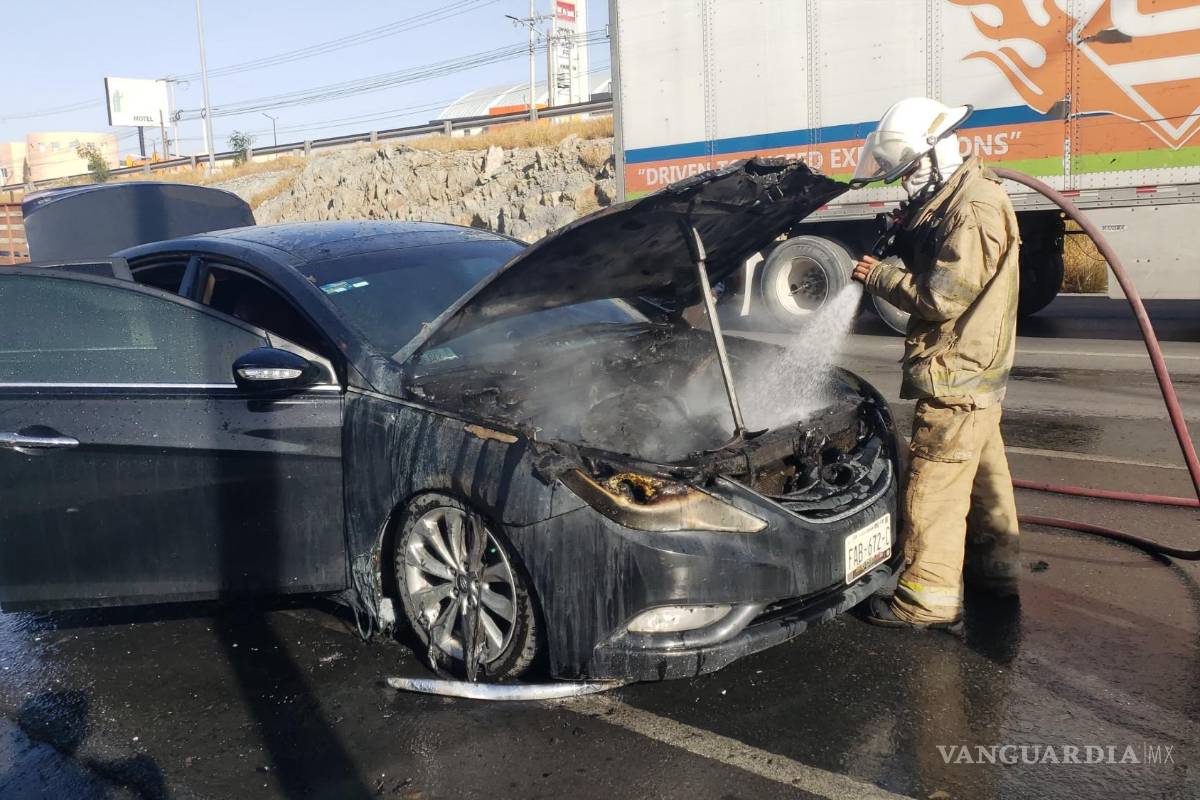 Se le quema el auto en carretera de Saltillo