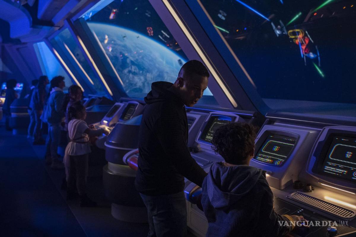 $!Unas personas defienden el crucero estelar Halcyon desde la sala de juegos en el hotel atracción Star Wars: Galactic Starcruiser. EFE/Matt Stroshane/Disney