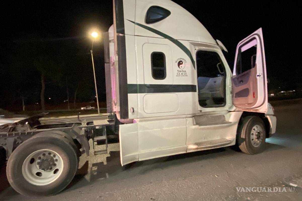 ‘Güelita’ se lleva un susto en Saltillo: ¡la choca tráiler y por poco no la cuenta!