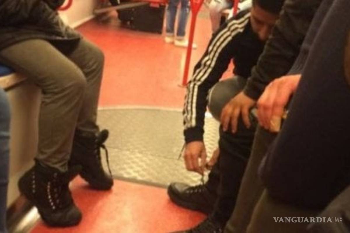 Conmueve imagen de un inmigrante iraquí que le regala sus zapatos a un niño descalzo en Turquía