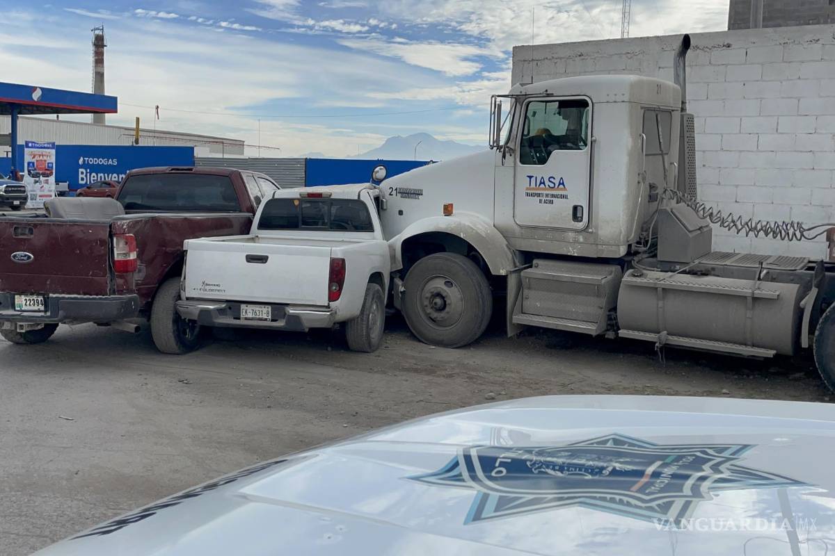 Transportista sufre infarto y pierde la vida tras causar aparatoso choque múltiple en Saltillo