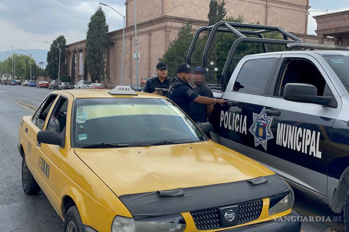 Taxi robado provoca fuerte movilización por Saltillo; detienen a sorprendido conductor