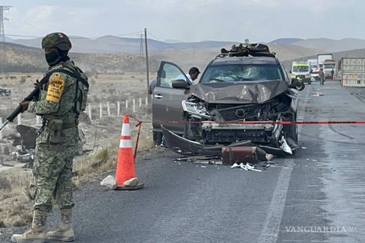 $!La mujer que viajaba en la camioneta Pick Up perdió la vida en el accidente, mientras que dos personas más fueron hospitalizadas.