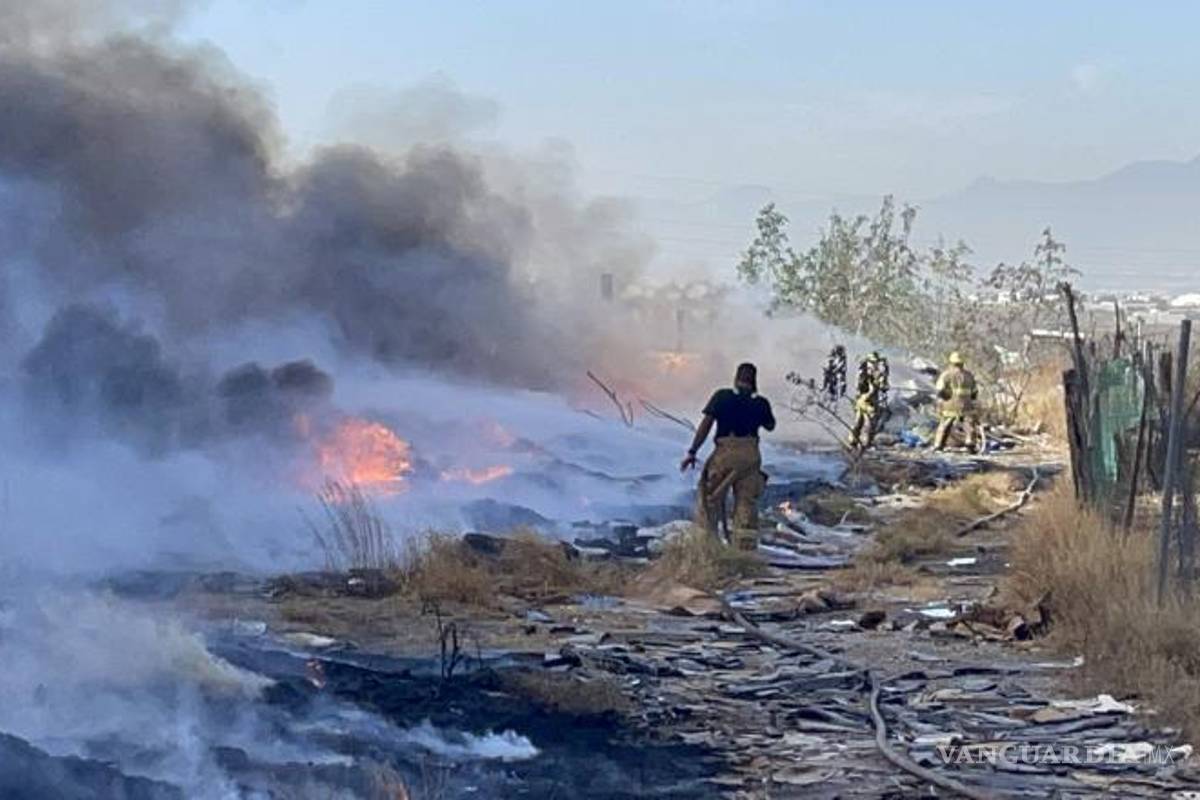 $!Bomberos de Arteaga lucharon contra el fuego en la antigua recicladora.