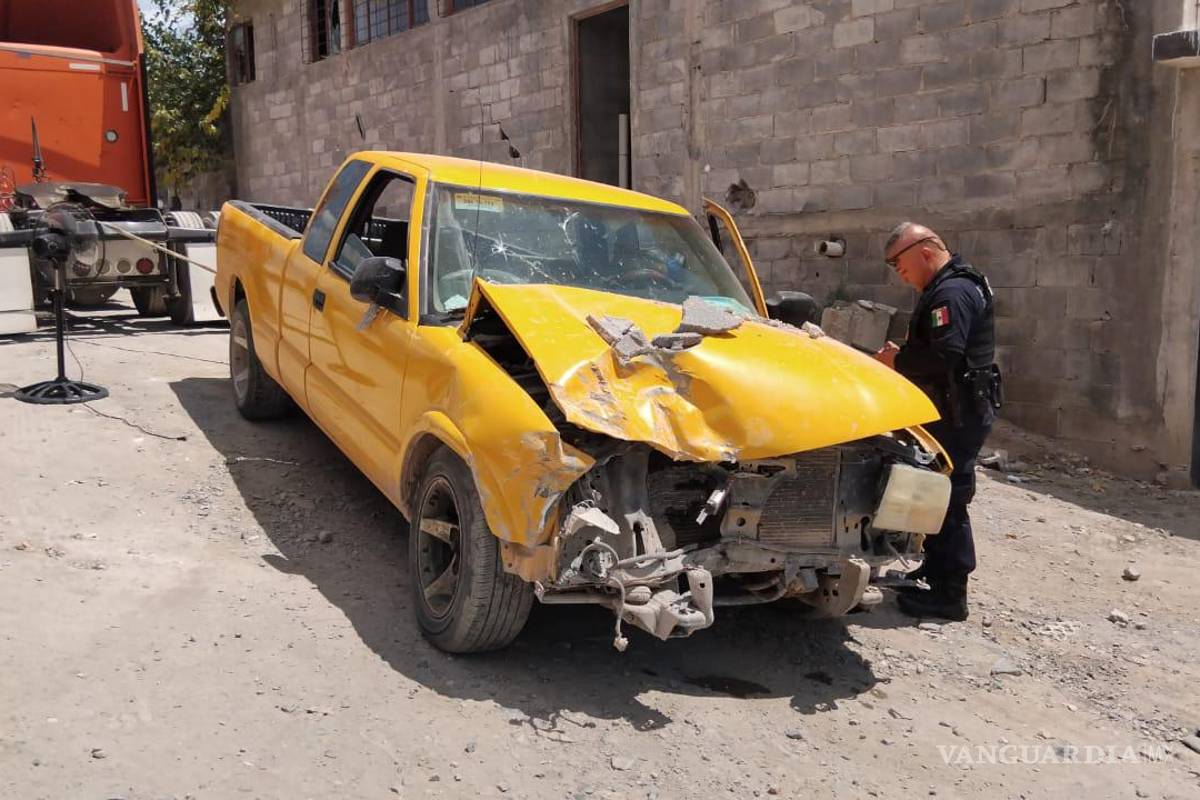 Albañil colisiona contra barda en Parras; policías llegan y lo sorprenden tratando de escapar