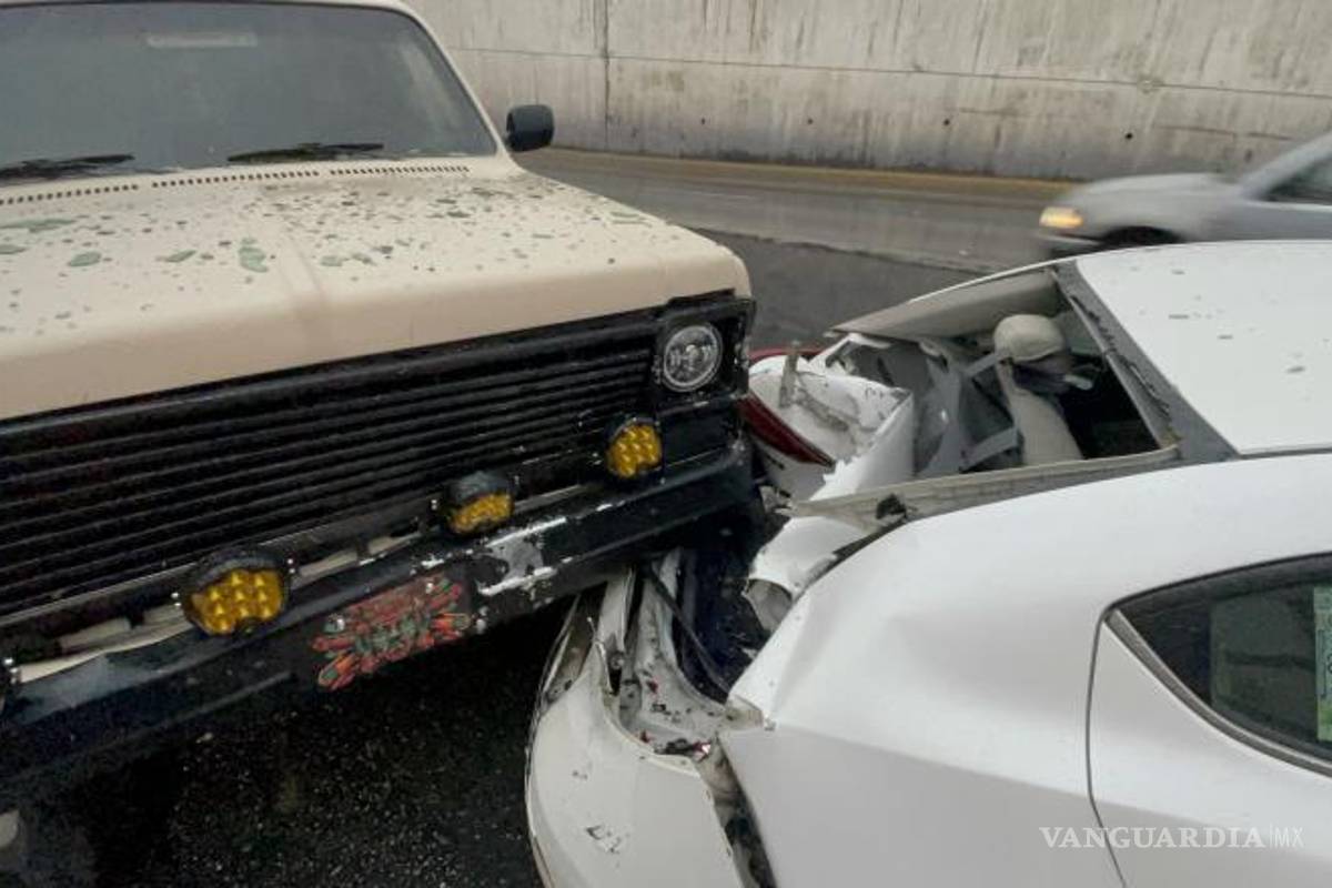 $!Las grúas retiraron los autos involucrados para restablecer el tránsito en el periférico Luis Echeverría.