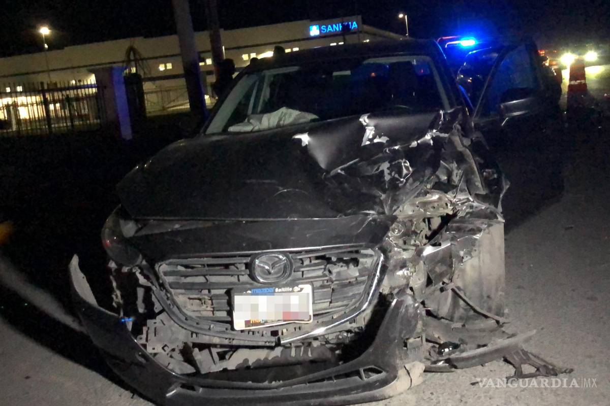 Se atraviesa mujer y causa accidente en libramiento Oscar Flores Tapia