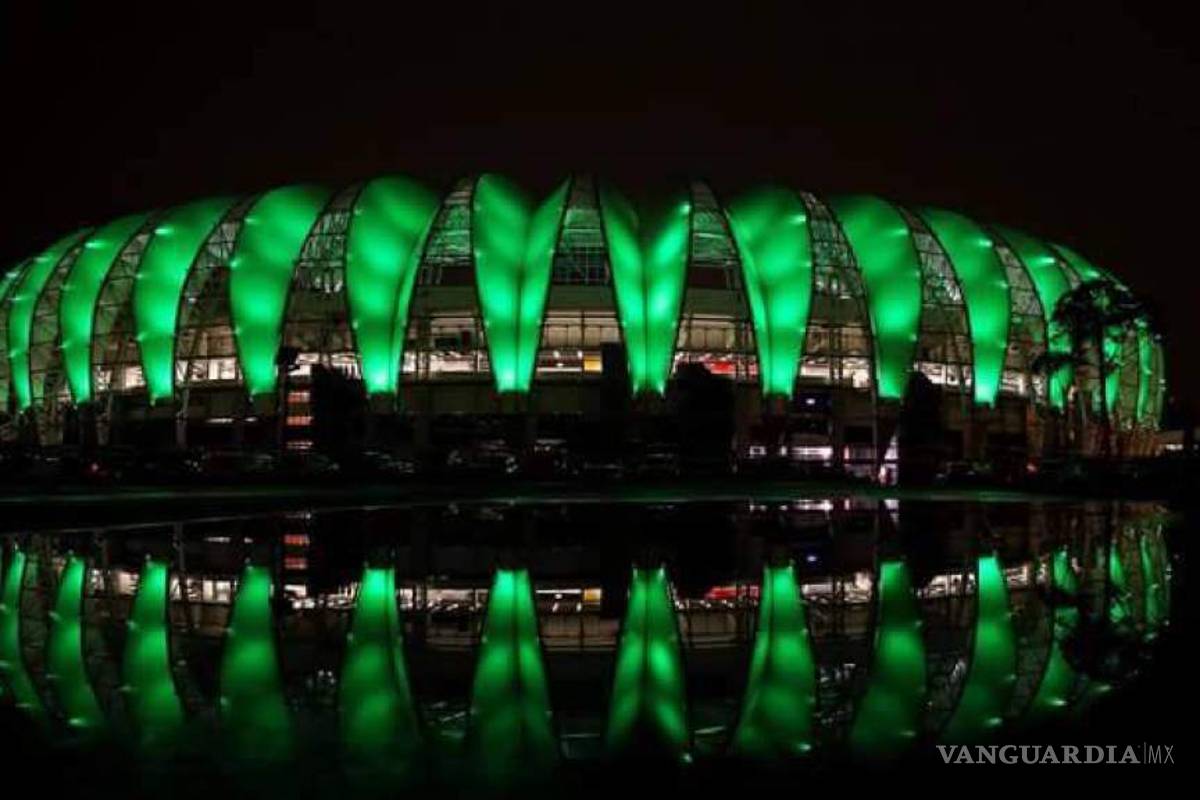 $!Monumentos y estadios de fútbol se iluminan de verde en homenaje al Chapecoense (galería)