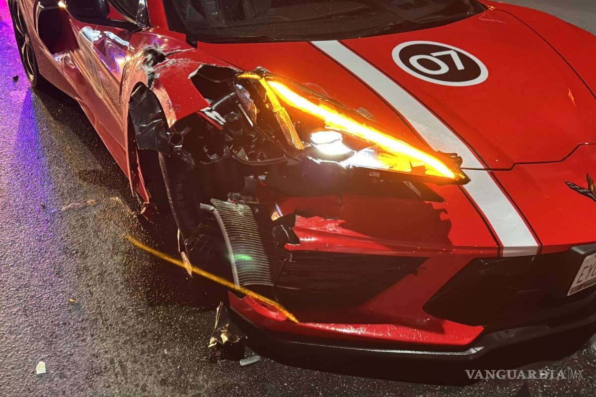 Conductor no hace alto y choca contra auto de lujo, en Saltillo