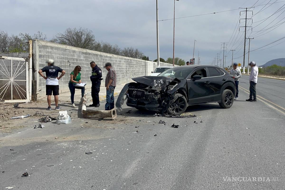 Dormita al volante, derriba un poste y daña una cerca de púas al norte de Saltillo