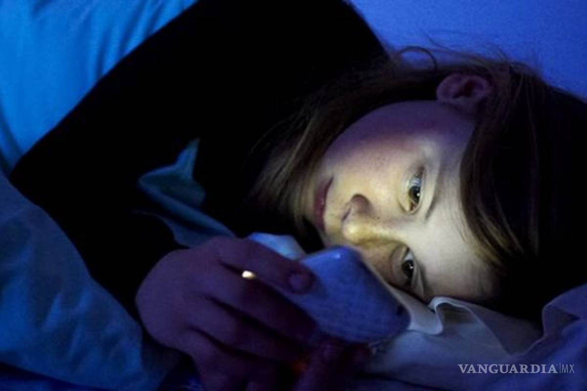 Algo está robando el sueño a los adolescentes, pero el remedio es sorprendentemente sencillo