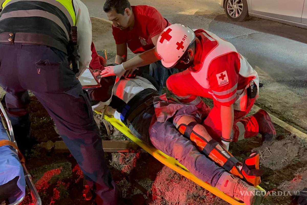Conductora se pasa el alto y atropella a motociclista, en Saltillo