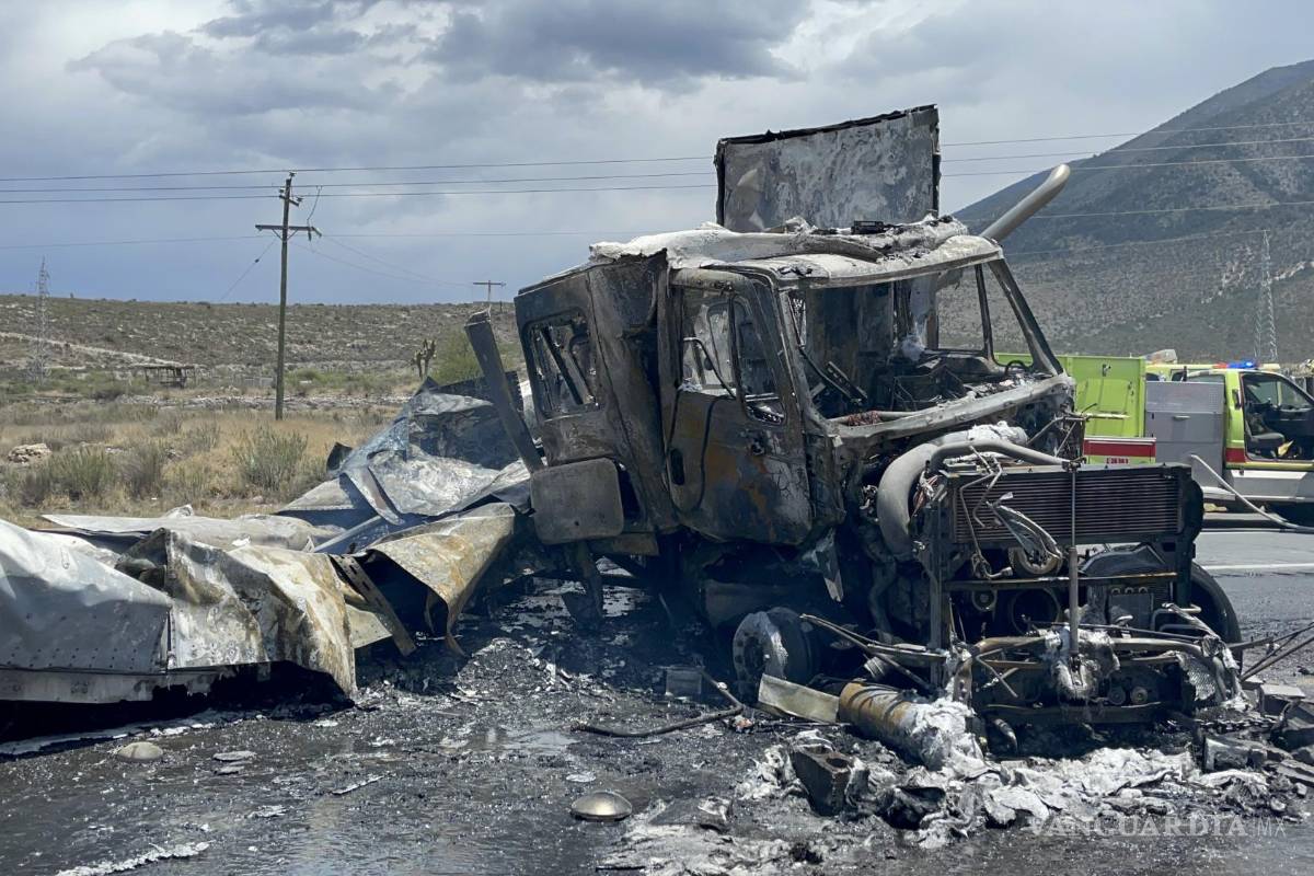 Choca tráiler y se incendia; queda reducido a cenizas en carretera a La Carbonera, en Arteaga
