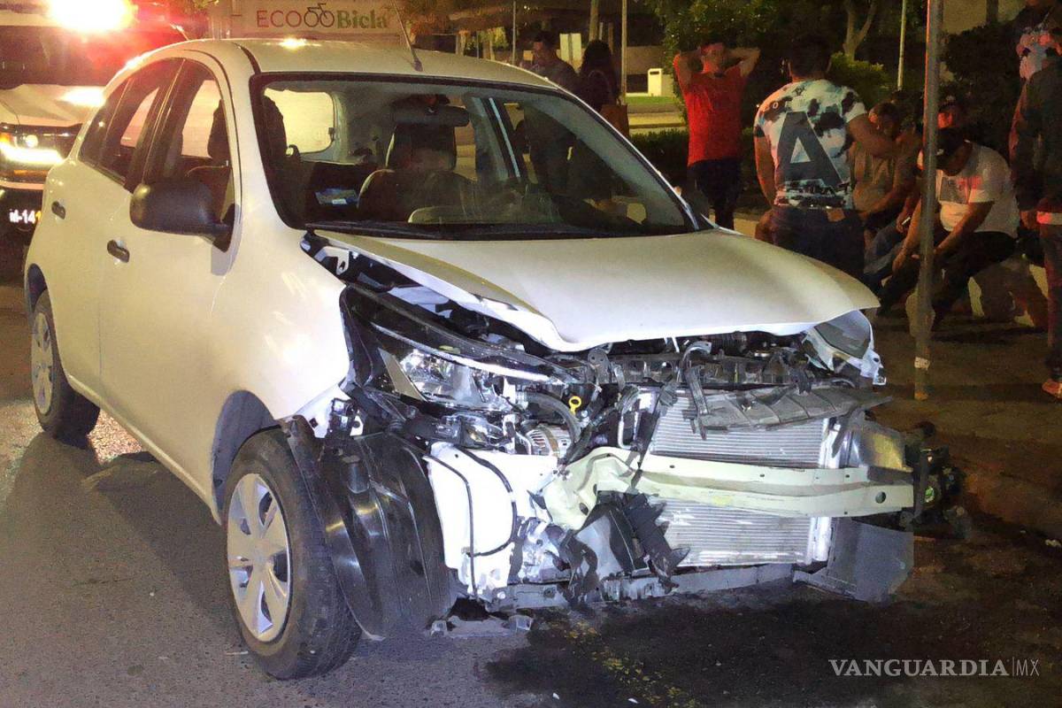 Se pasan semáforo en Zona Centro de Saltillo y provocan aparatosa colisión; alegan que tenían luz verde