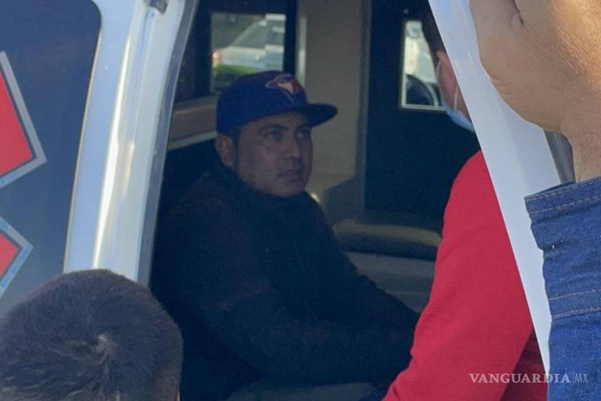 $!Paramédicos de Arteaga acudieron para valorar a Salvador, quien no presentó más que golpes leves.