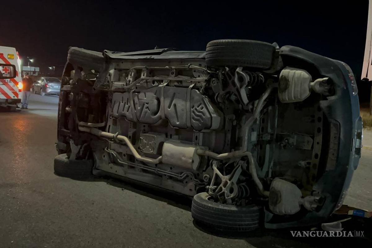 Vuelca camioneta en Saltillo; embarazada es hospitalizada tras accidente
