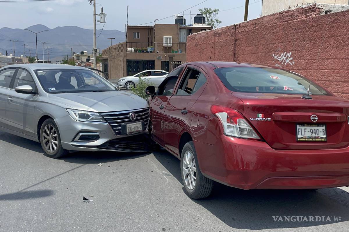 Choca conductor de aplicación al sentirse mal y saltar el camellón, al poniente de Saltillo
