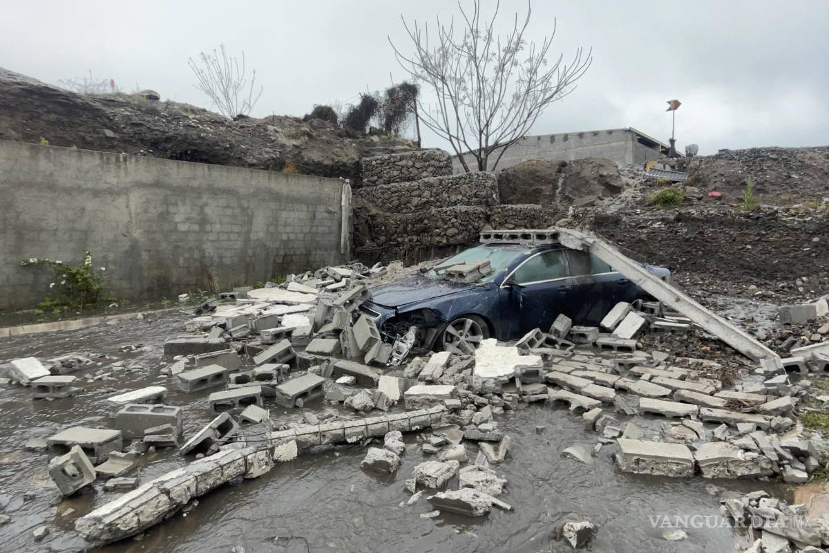 Mal día para ser el dueño: cae barda en vehículo estacionado y lo destroza en Saltillo