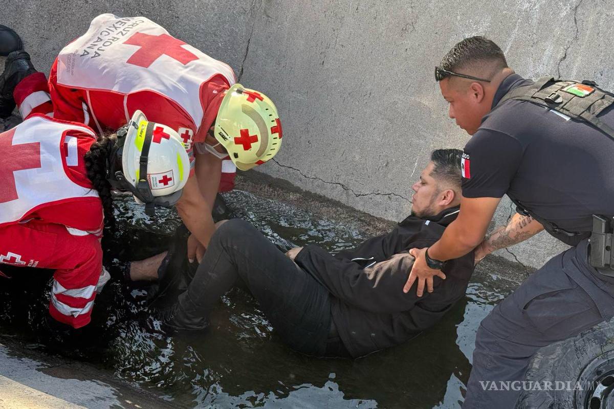 Motociclista cae a canal pluvial de Camporredondo, en Saltillo
