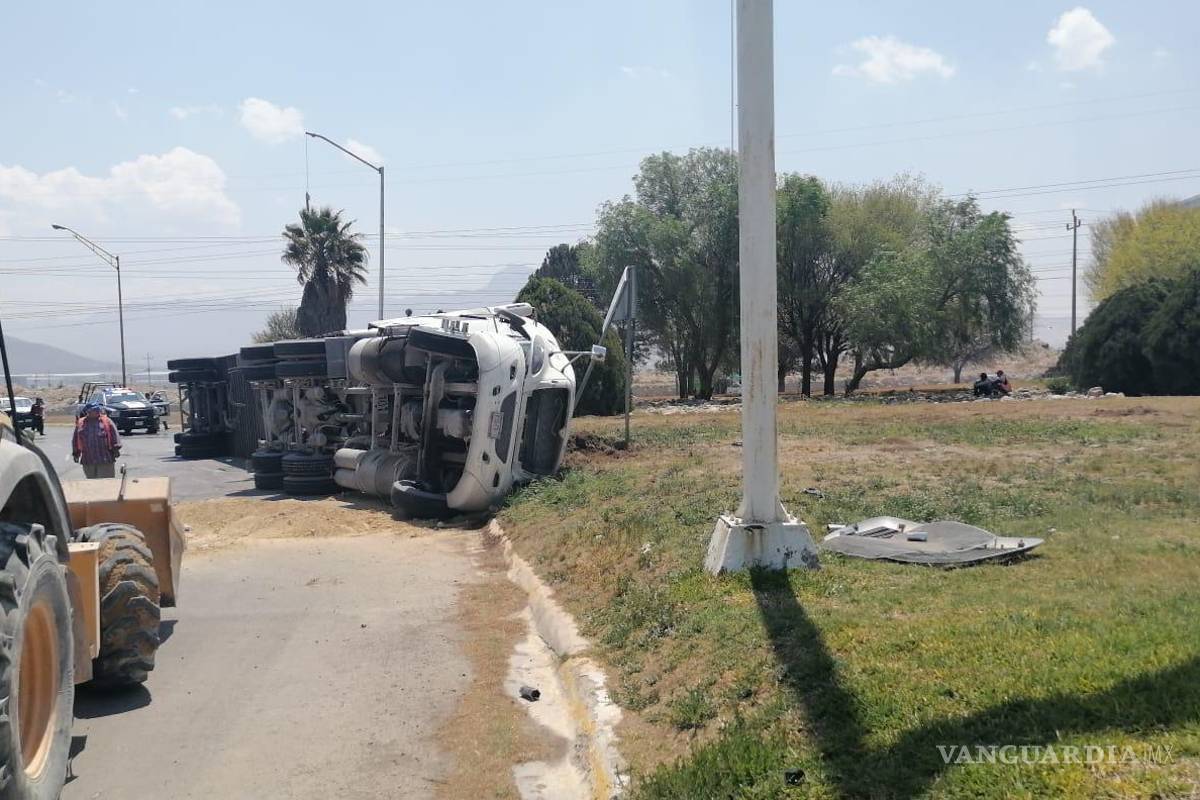 Intentan impedir labor de reporteros tras volcadura en parque industrial de Ramos Arizpe