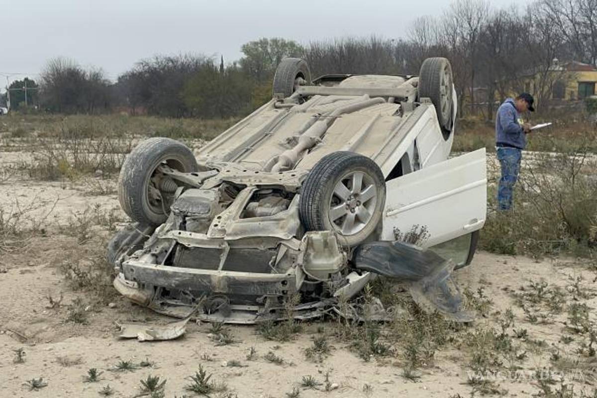 $!Autoridades y personal de la aseguradora inspeccionaron el vehículo y coordinaron el traslado mientras se gestionaban los trámites de la aseguradora.