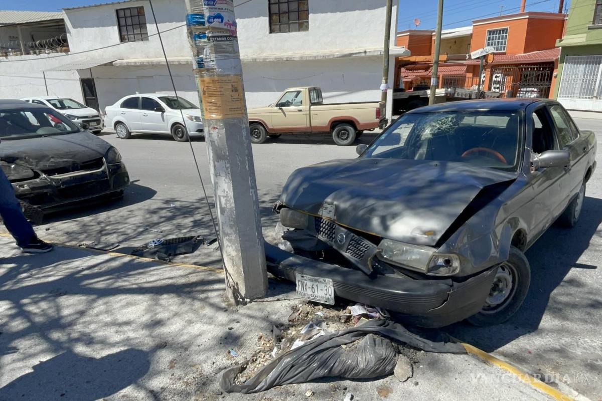 Repartía tortillas en colonia de Saltillo y por falla mecánica pega contra auto y poste