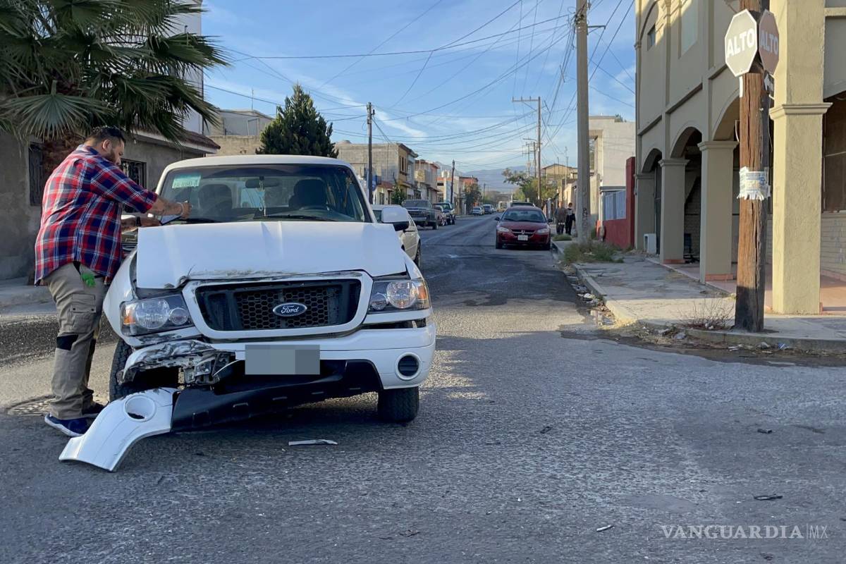 Ruta Morelos no respeta alto y choca en Saltillo; acepta responsabilidad