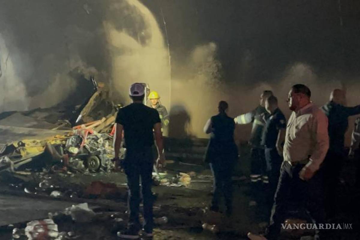 $!La vialidad fue cerrada por al menos cinco horas mientras continuaban las labores de rescate y peritaje.