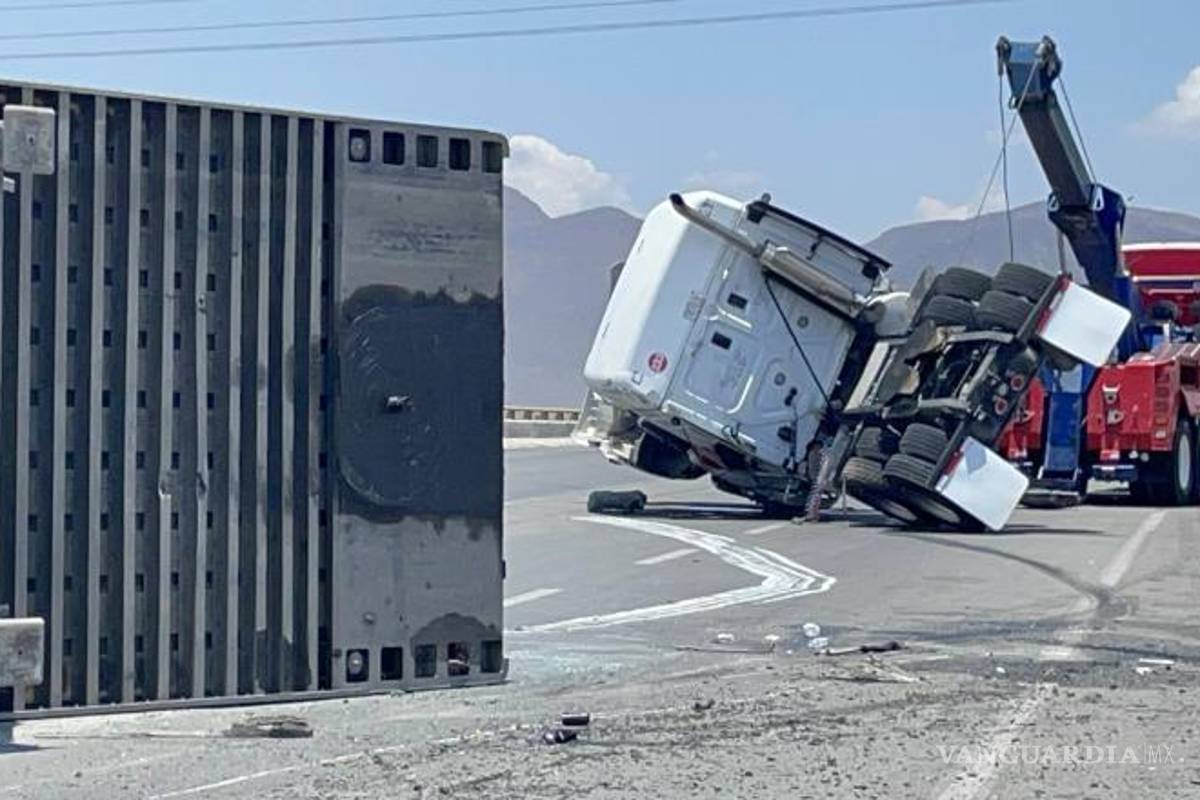 $!La grúa realizó las labores de retiro del tractocamión y la caja.