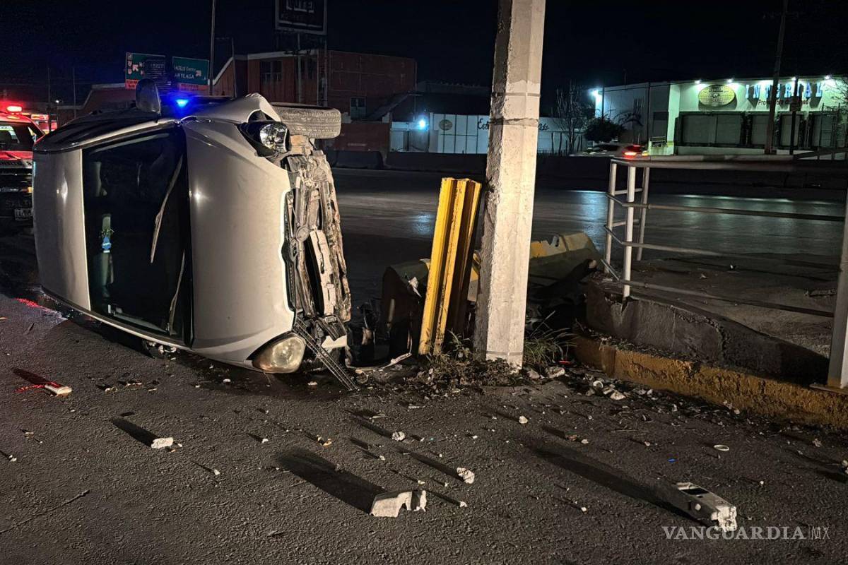 Dormita mujer al volante y termina volcada tras chocar puente peatonal, en Saltillo