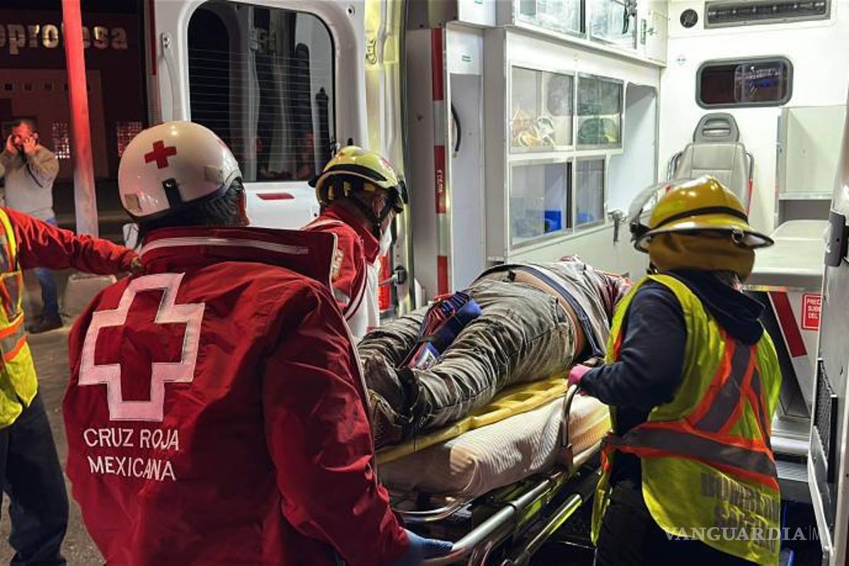 $!Paramédicos de la Cruz Roja atendieron al conductor, quien presentó fracturas en el rostro.