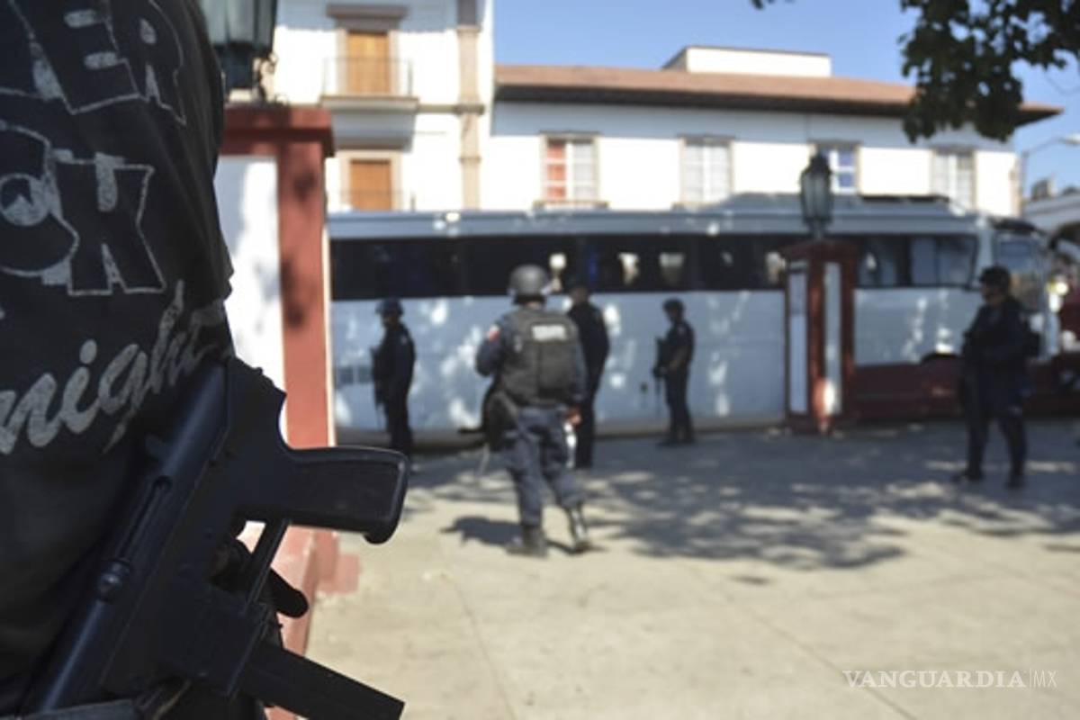 Balean oficinas de la PGR en Apatzingán