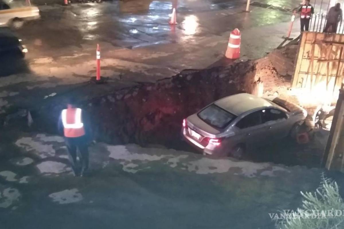 $!El vehículo cayó al arroyo ante la mirada de testigos que señalaron que circulaba a exceso de velocidad.