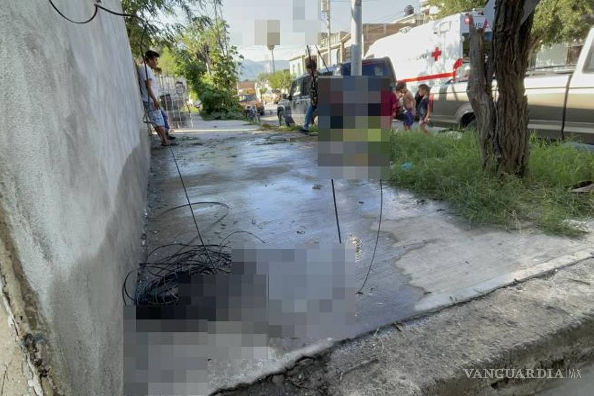 $!La caída ocurrió luego de que una camioneta jalara cables cerca del techo.