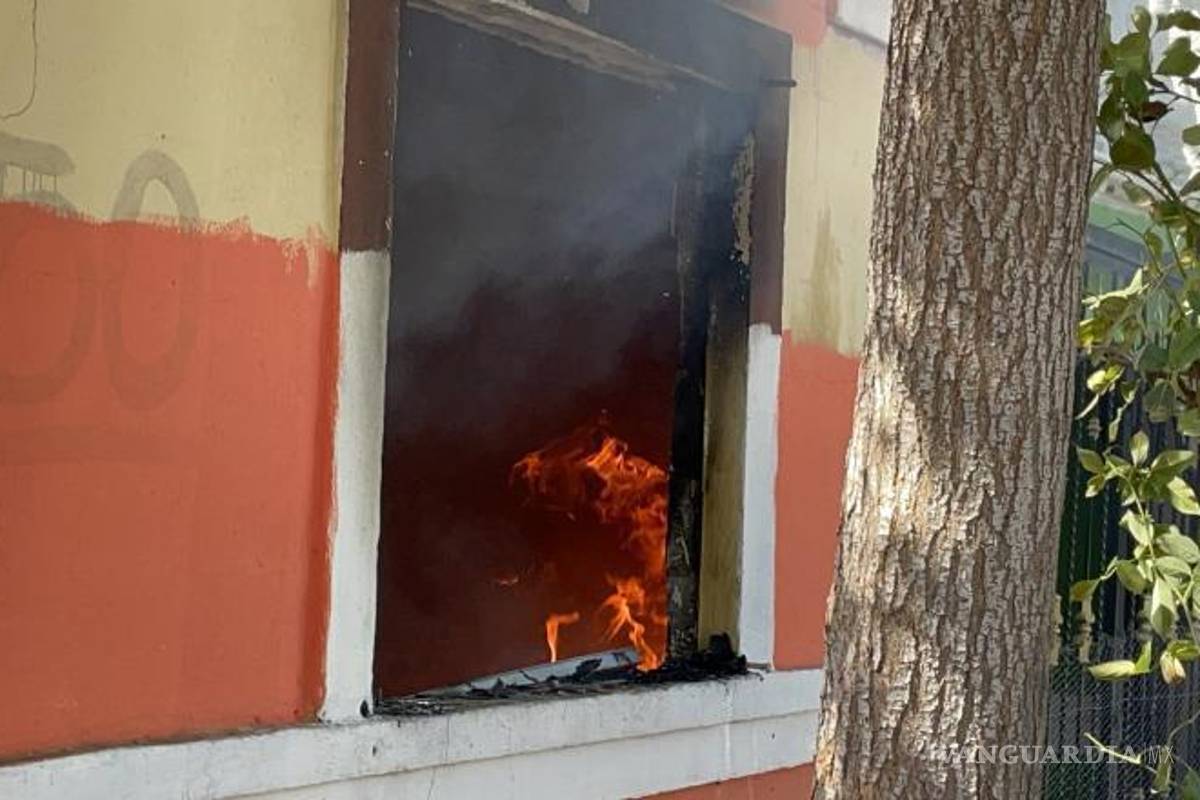 $!El incendio habría iniciado al quemar objetos acumulados, lo que movilizó a los bomberos y terminó con la detención de un sospechoso.