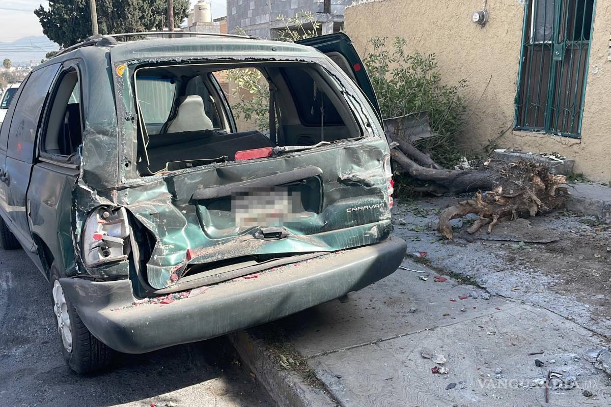 Chofer de transporte de personal en Saltillo sufre convulsión y choca contra vehículo