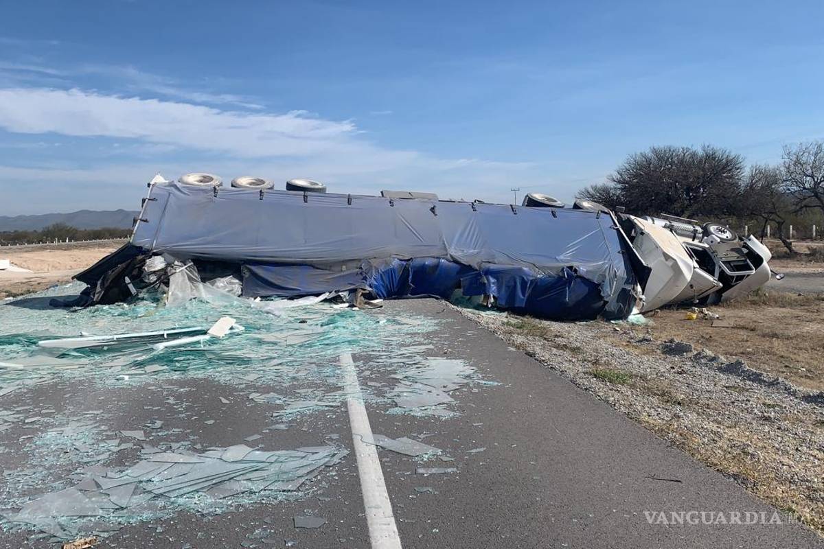 Muere trailero en volcadura; perdió el control de la unidad cuando se dirigía a Saltillo
